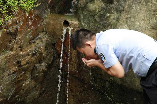 扶贫干部饮山泉水