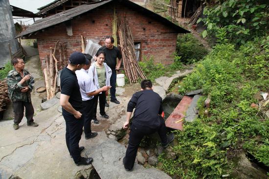 工作组深入实地对当地用水情况进行调研考察