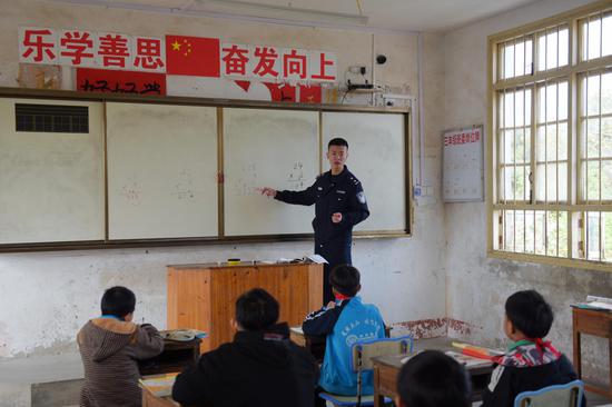 厦门总站支教民警陈由方为孟田小学学生授课