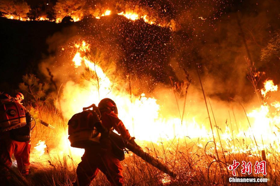 图为消防指战员连夜鏖战灭火。付洪浩 摄