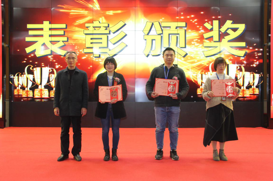 △長富公司副總經理潘永勝(左)給榮獲2020年度優秀員工稱號的員工頒獎