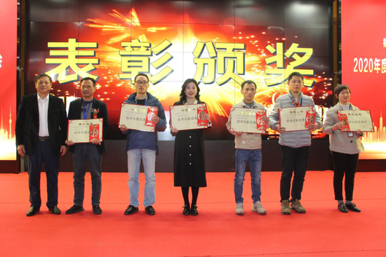 △長富公司常務副總經理胡華接(左)給榮獲創新改善獎一等獎的獲獎代表頒獎