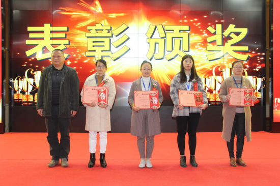 △長富公司監事童慎華(左)給榮獲2020年度優秀員工稱號的員工頒獎