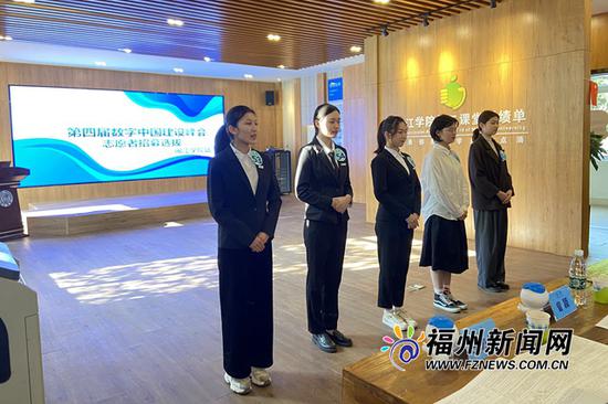 专家组对闽江学院招募的志愿者进行第二轮面试。