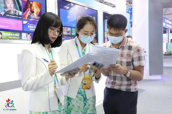 2020年10月10日，第三届数字中国建设峰会上，身着绿白相间制服的数字峰会志愿者“小茉莉”成为现场一道流动的风景线。团市委供图