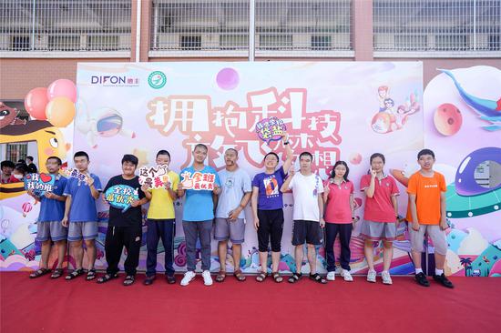 孩子们合影