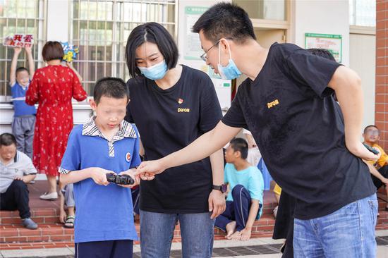 志愿者引导孩子参加比赛
