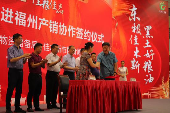 李莹慧 何智恒摄