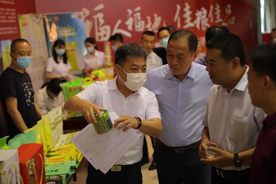 李莹慧 何智恒摄