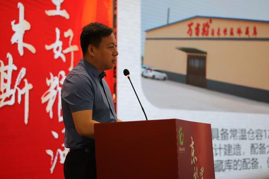 李莹慧 何智恒摄