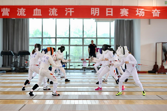 图：中国国家击剑队选手正在训练