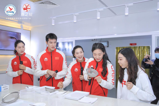 图:中国国家击剑队运动员参观燕之屋工厂