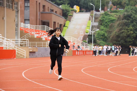 刘慧萍在学校操场跑步