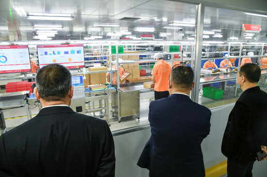 图：燕之屋包装车间