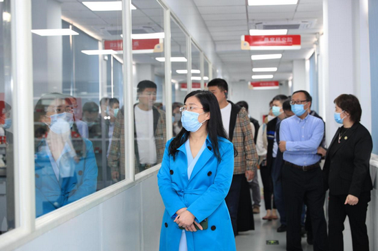 图：来宾参观燕之屋挑毛车间
