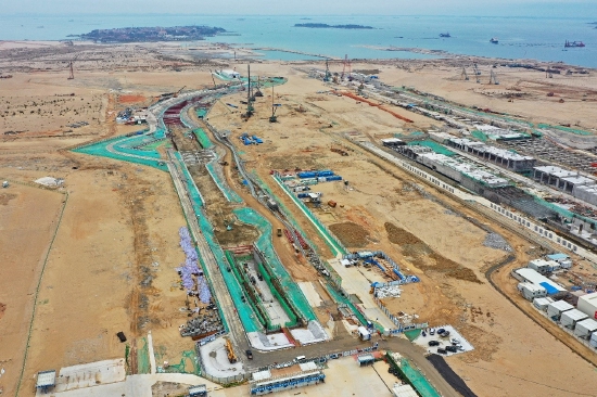 图：厦门新机场东进场路（环嶝路-航站楼段）项目工程建设现场。（王协云 航拍器摄）