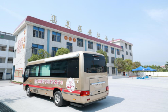 图：燕之屋移动核酸采样车为厦门市集美区安仁小学提供核酸采样服务