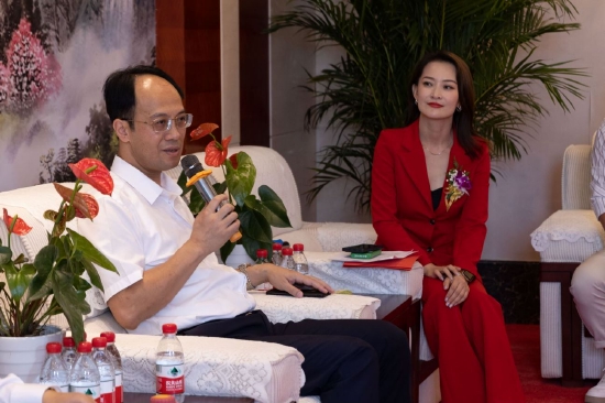 中共翔安区委书记黄鹤麟接受记者采访