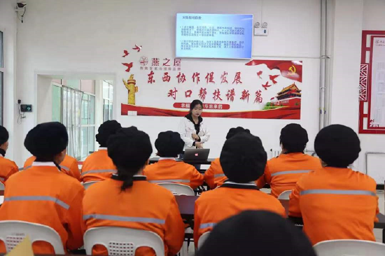图：燕之屋广河县乡村就业工厂的周末课堂