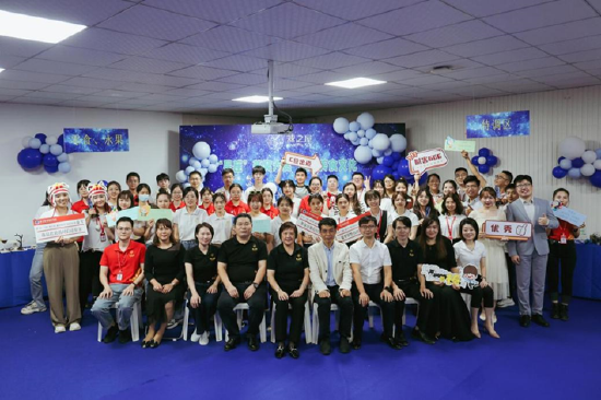 图:厦门大学公共卫生学院李红卫副教授(第一排右五),燕之屋副总经理、供应链中心总经理黄丹艳(第一排右六),燕之屋副总经理、研发技术总监范群艳(第一排右七)出席