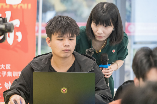 高中生们和学长学姐一起体验新型课堂 李雯劼 郑昊天/摄