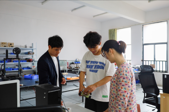 来宾在智能智造产学研创新中心体验学生实战产品 黄杰强/摄