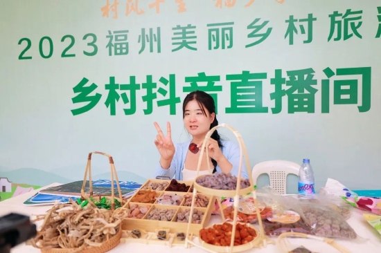 乡村直播带货达人现场售卖“一县一品”