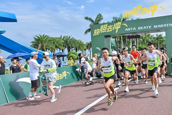 厦门安踏滑板马拉松10KM活动现场互动热烈，各路玩家尽显“街顽”趣味