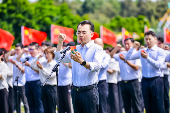 网龙网络公司董事长刘德建博士带领千名从事教育业务的员工在国旗下宣誓