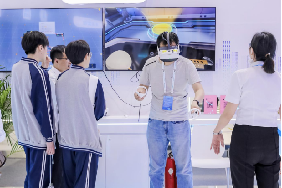 观众正在体验网龙此次参展的央馆虚拟实验项目