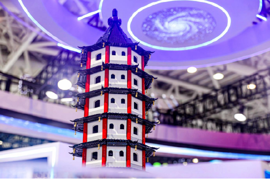 网龙首次展出的教育主题积木交互沙盘