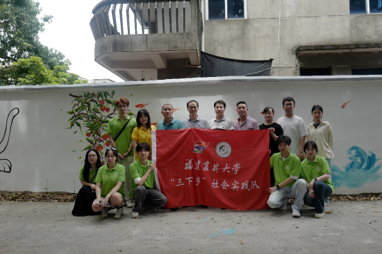 实践团队在现场与南通镇领导合影
