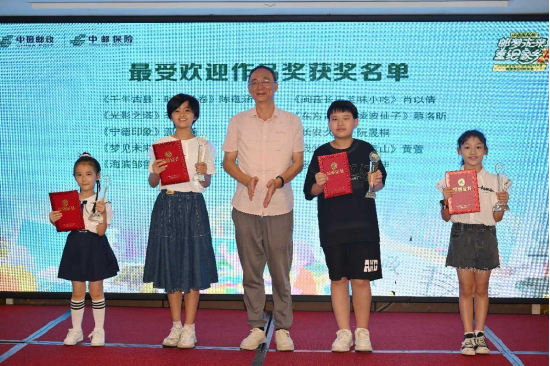 福建省集邮协会副秘书长宋晓文为“最受欢迎作品奖”获奖者颁奖