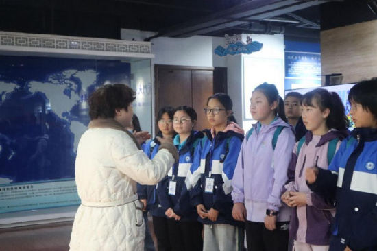 张朝霞老师在给同学们讲解博物馆概况