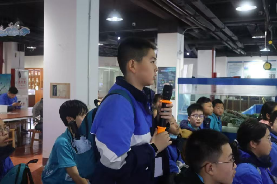 志愿者在为同学们开展“水母的世界”讲座