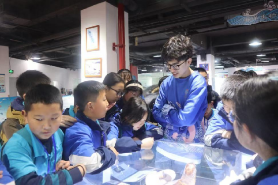 志愿者在为小学生介绍厦门大学海洋科技博物馆展品