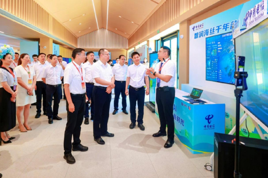 泉州市委书记张毅恭(右四)、市长蔡战胜(右三)等领导参观电信展区