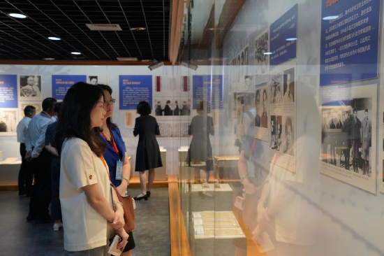 (来宾参观“同仇敌忾 共赴国难——闽籍华侨与中国人民抗日战争”主题展)