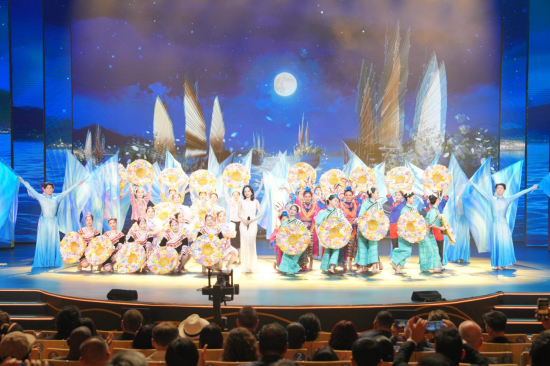 图说:中国演员与印尼演员共同演绎国际歌舞《丝路花开》。本报记者 原浩摄