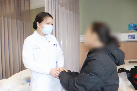 △出院前，陈阿姨紧紧拉着林震琳医生的手，连声道谢