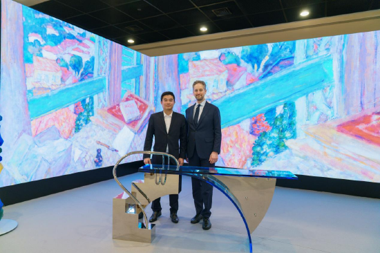 网龙副总裁林通（左）与巴塞尔艺术展行政总裁Noah Horowitz（右）