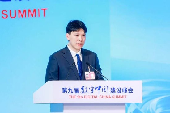 福建网龙计算机网络信息技术有限公司董事长郑毅铖作《AI驱动下的数字文化焕新：从文旅IP到智能内容生态构建》主旨演讲