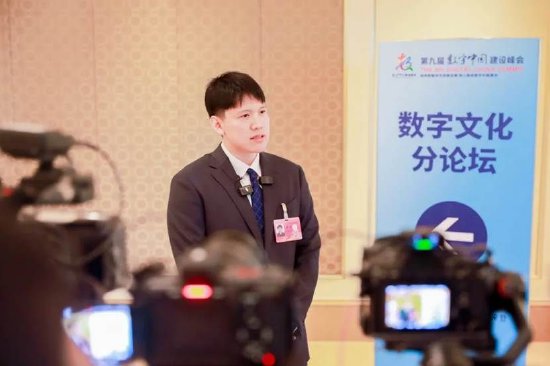 福建网龙计算机网络信息技术有限公司董事长郑毅铖会后接受媒体采访