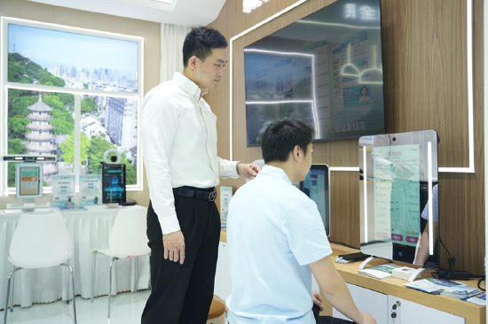 图片：鼓楼文旅投公司总经理陈帅蒙指导游客使用智能健康镜