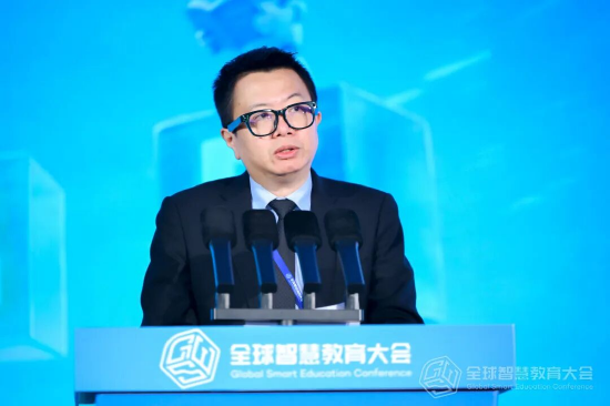 网龙副总裁陈长杰发表《AI赋能教育新生态：从能力聚合到全球共创》主题演讲，并发布“Open-Q Luminaries 明师计划”