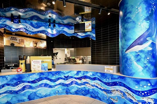 从外立面到用餐区域，海洋元素贯穿餐厅内外