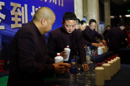 “遵义十大名酒神州行”福州站推介会上,酿酒大师现场进行白酒勾调表演。涂敏 摄