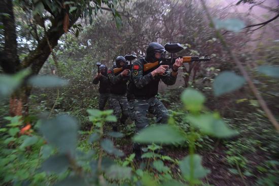 特战队员在复杂地形中搜索前进
