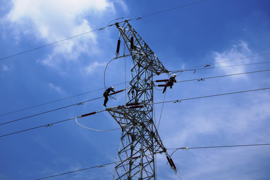  图为漳州供电公司工作人员加紧电网建设，为经济发展储足电能。