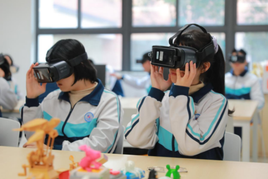 福州三中的学生们体验网龙101VR沉浸教室